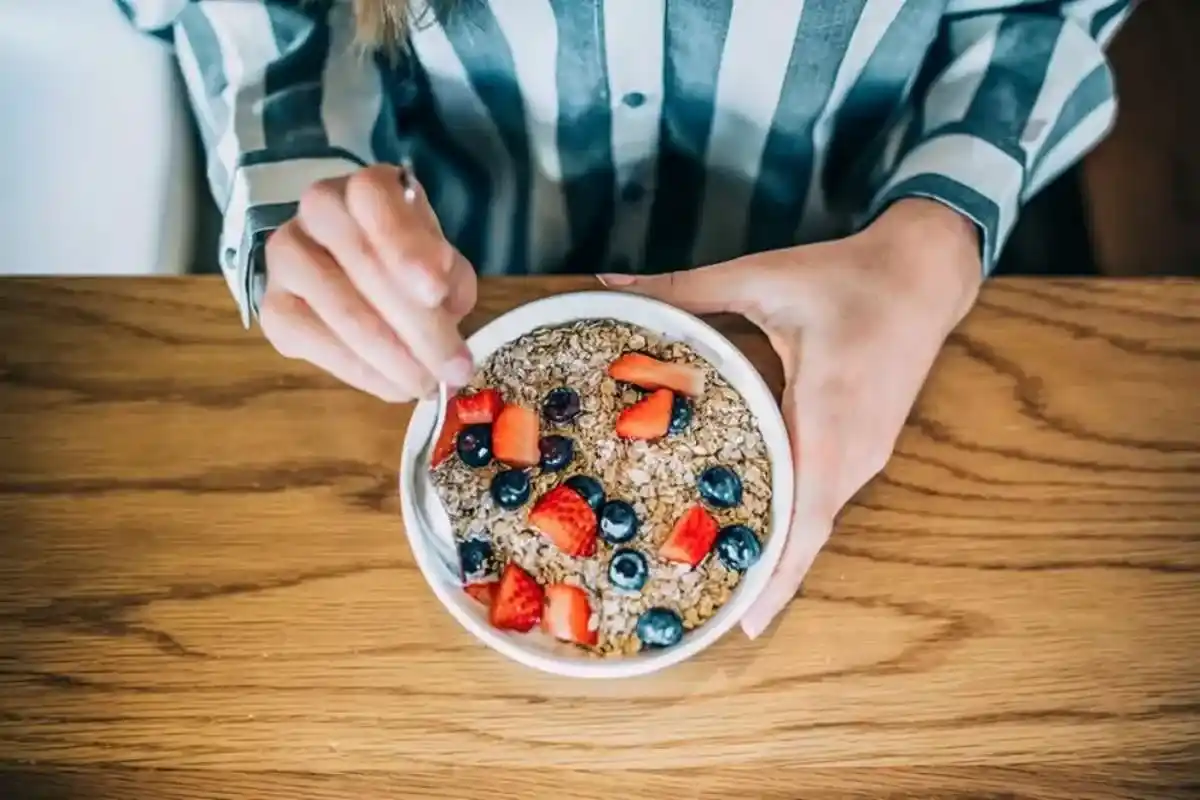 اوتمیل صبحانه-طرز تهیه اوتمیل صبحانه-فواید اوتمیل صبحانه-خواص اوتمیل در صبحانه-توی دایت مجله تخصصی رژیم غذایی و تندرستی